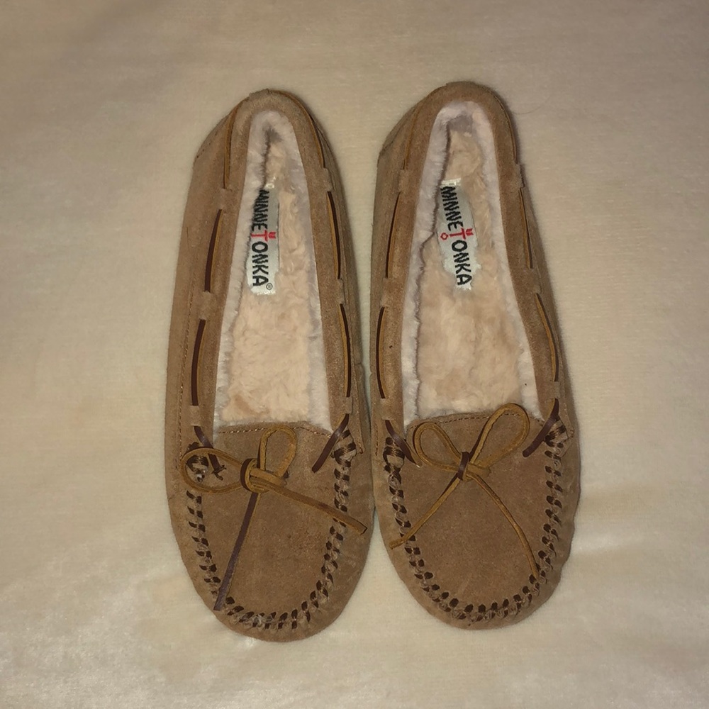 Minnetonka Women’s Slippers Size 9